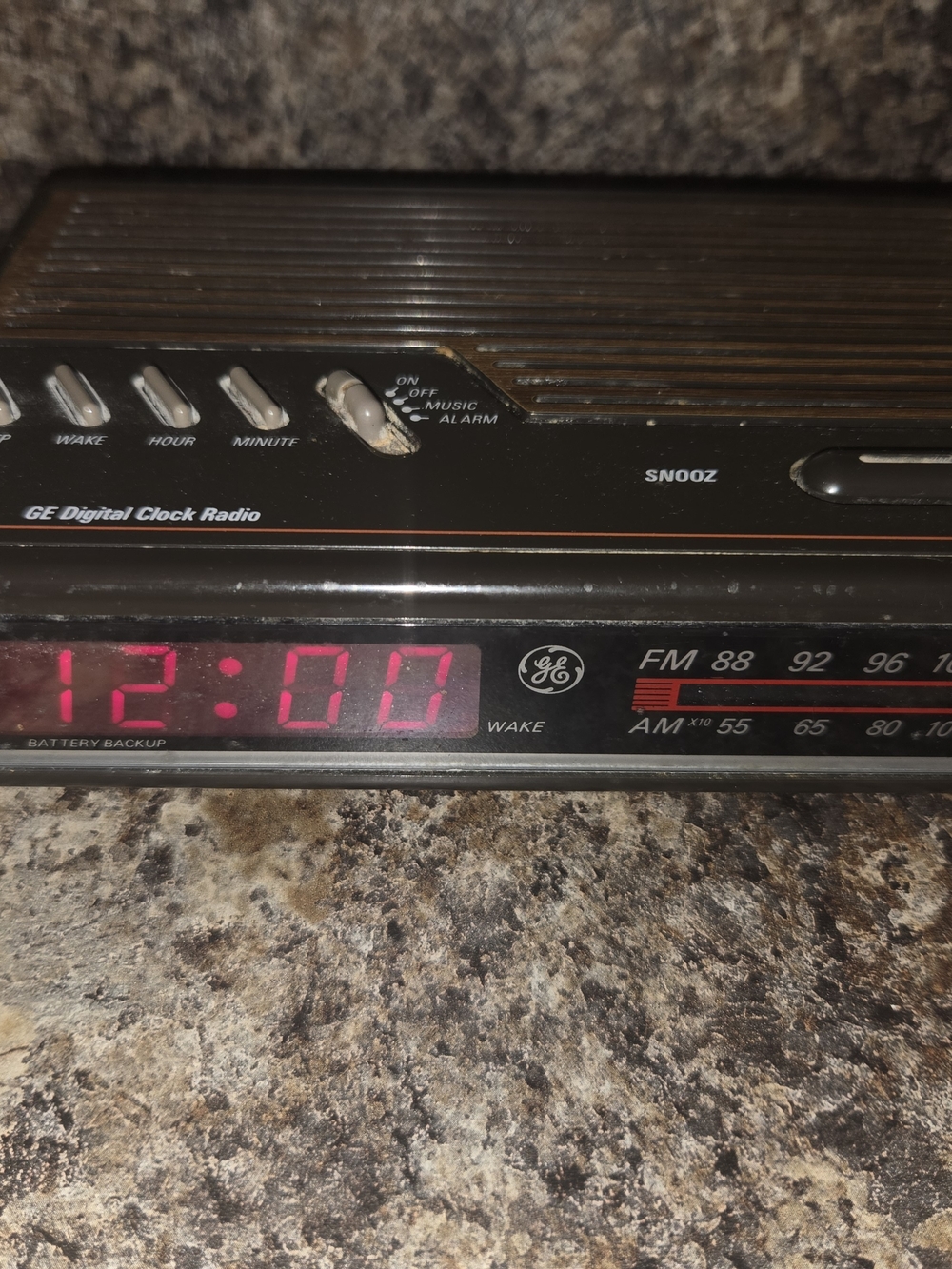 VTG GE Black Digital Clock Radio with AM/FM Tuner Woodgrain WORKS